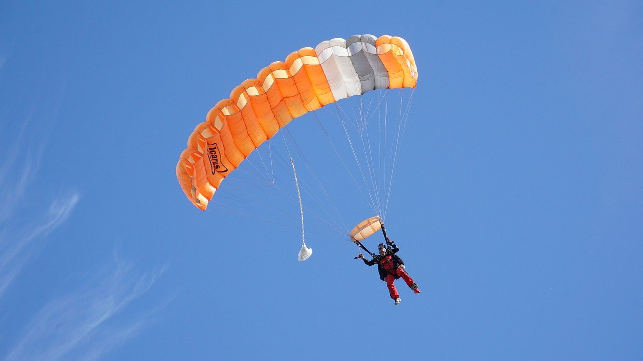 saut en parachute dans les airs